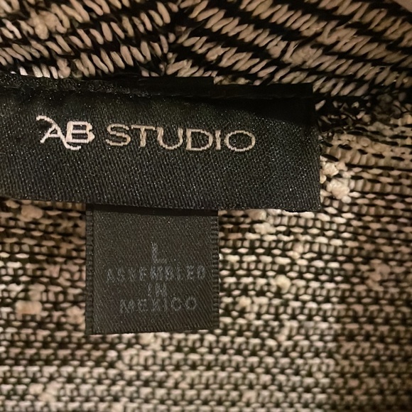 Scrug - black & white woven stripe with button for side drape - Picture 3 of 4